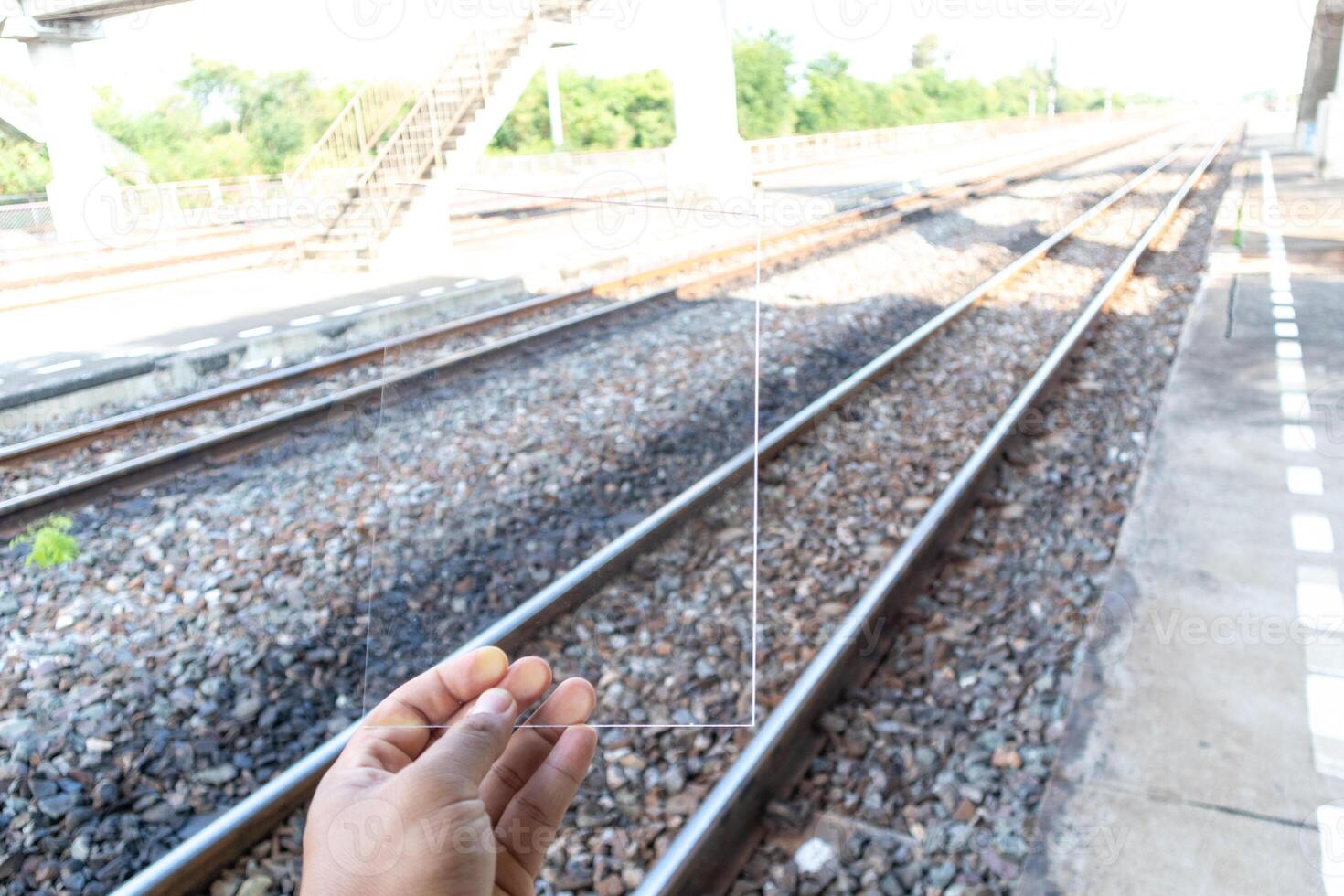 Hand, die ein digitales, leeres, transparentes Monitordisplay-Handy hält foto