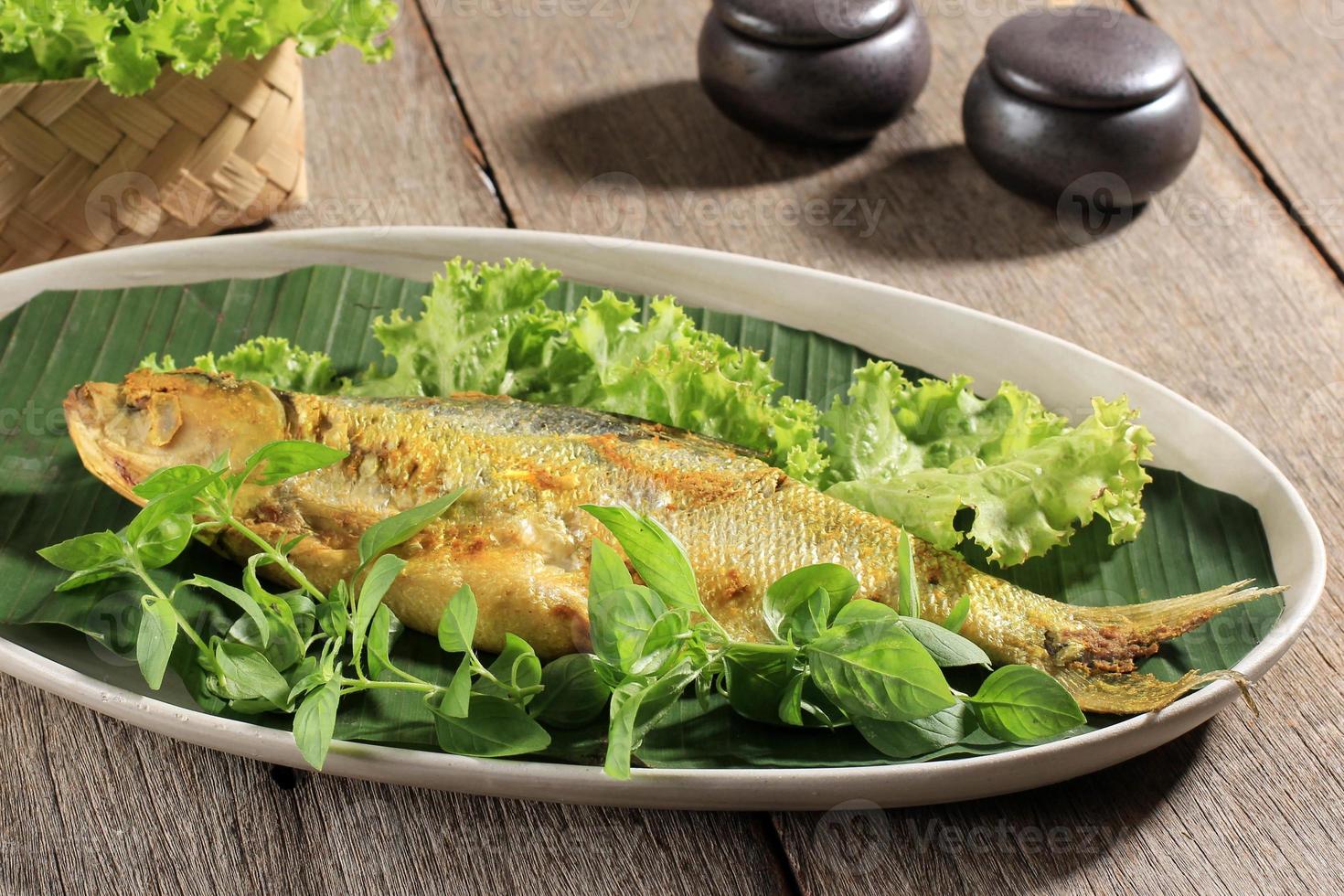 bandeng presto goreng. frittierter zarter Milchfisch mit Knochen foto