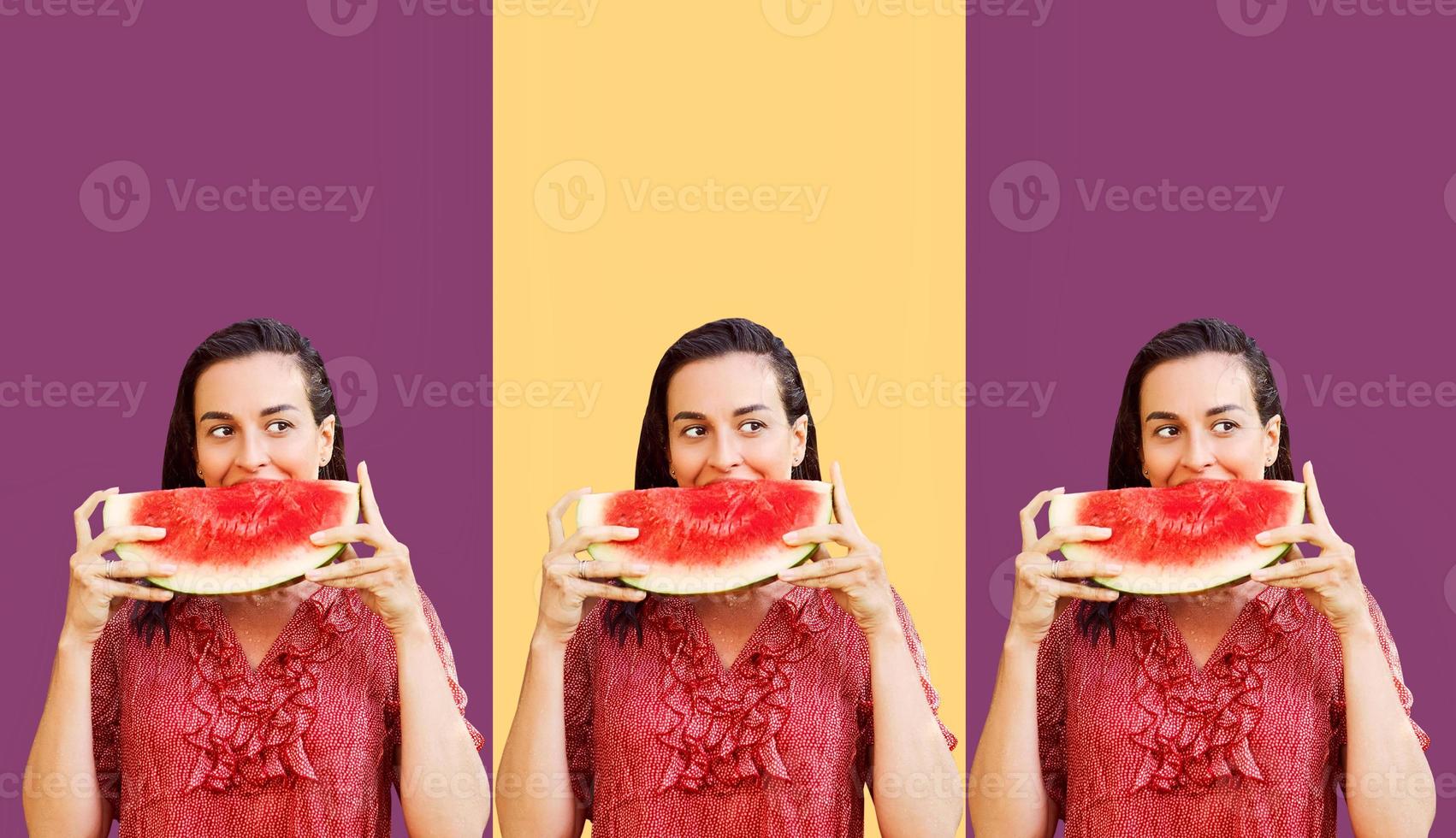 Muster einer fröhlichen Frau, die ein Stück geschnittene Wassermelone auf einem bunten Hintergrund hält. Sommerkonzept foto