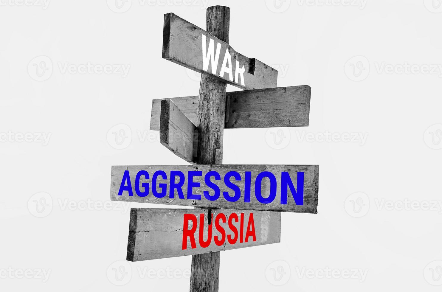 hölzernes straßenschild mit den worten krieg, russland, wahnsinnig foto