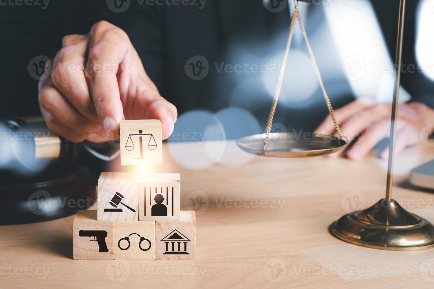 männlicher Anwalt hält Rechtssymbol auf Holzwürfel mit Kopierraum, Terrorismus, Kriminalität, Urteil, Urteil, Gerechtigkeit und Rechtskonzept foto