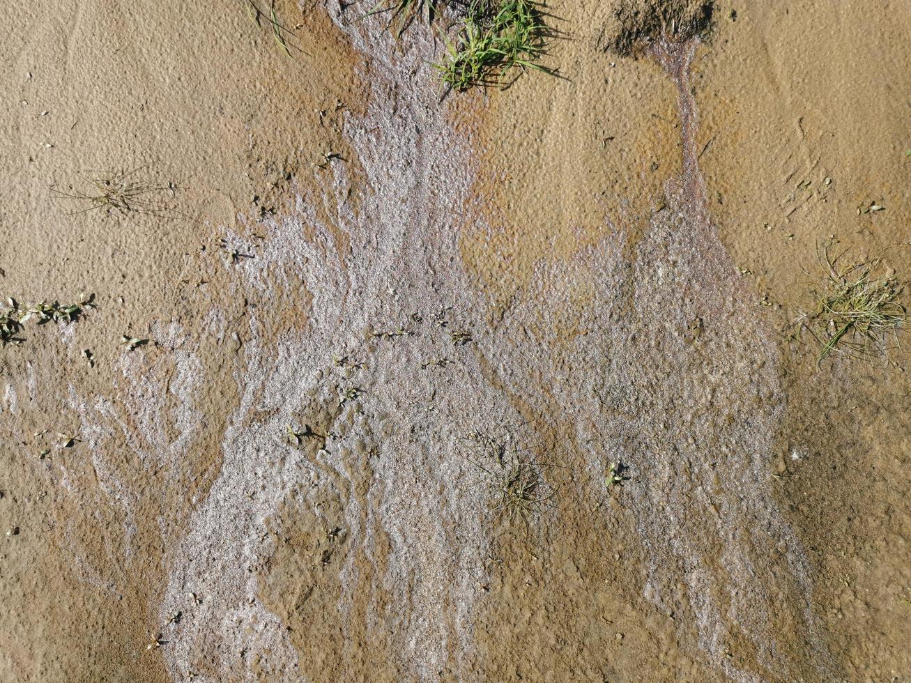 Benzinflecken im Sand foto