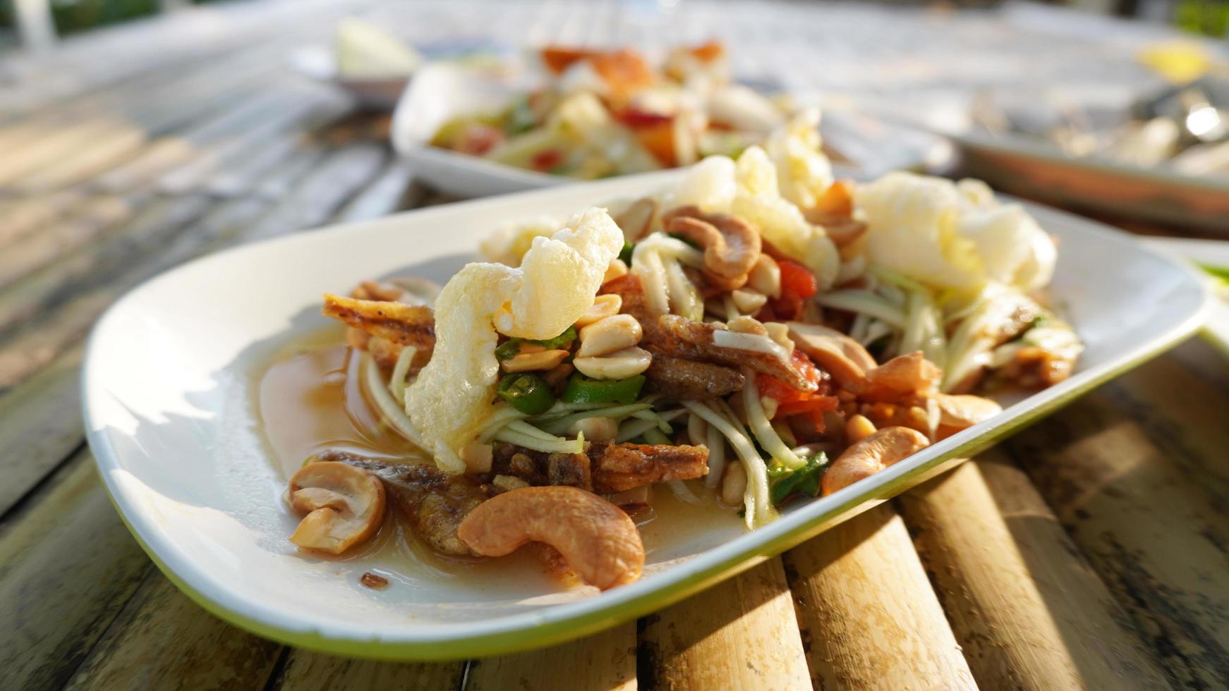 thailändischer knackiger würziger Salat foto