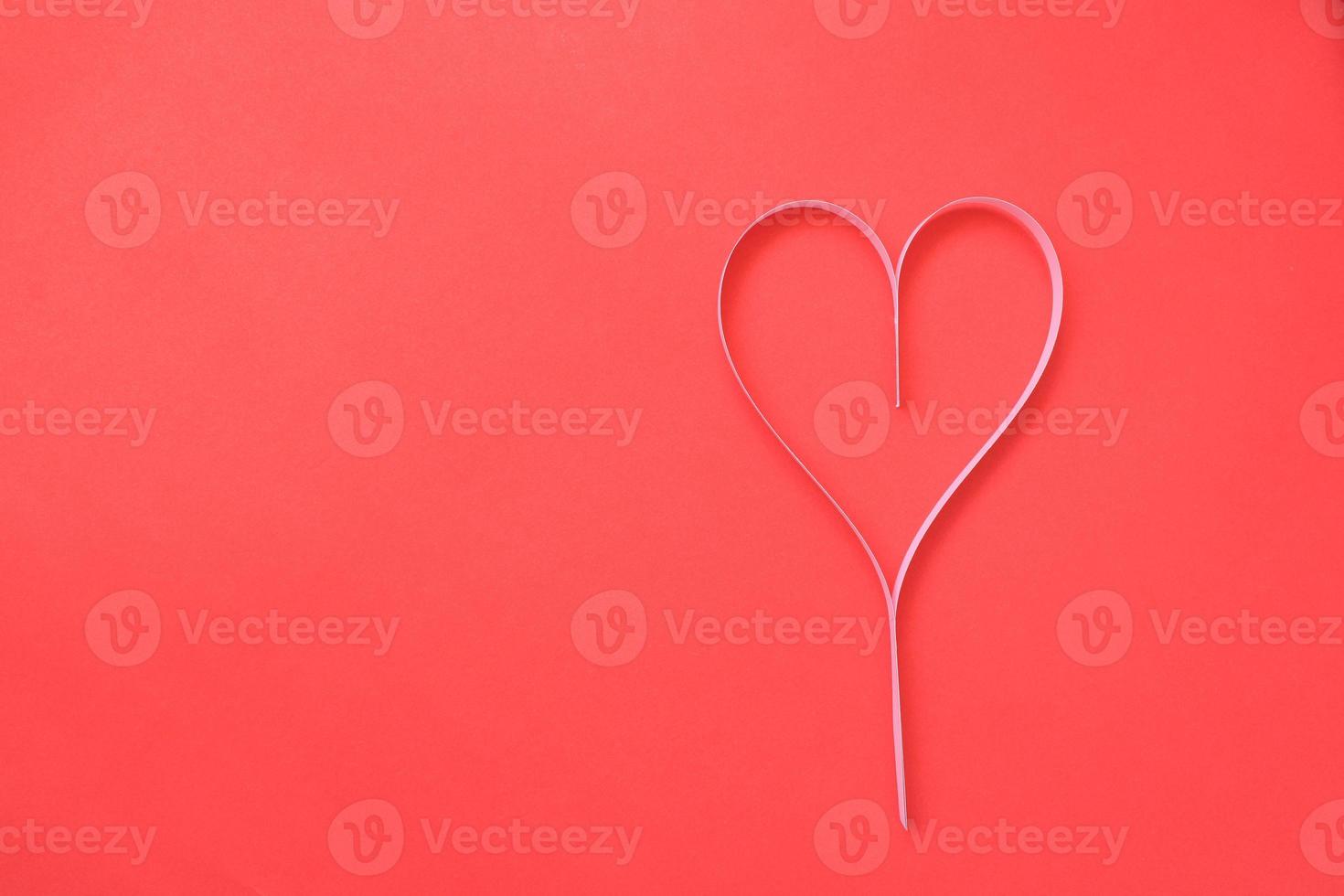 Herzpapier auf dem Hintergrund des roten Kunstdruckpapiers Valentinsgruß foto