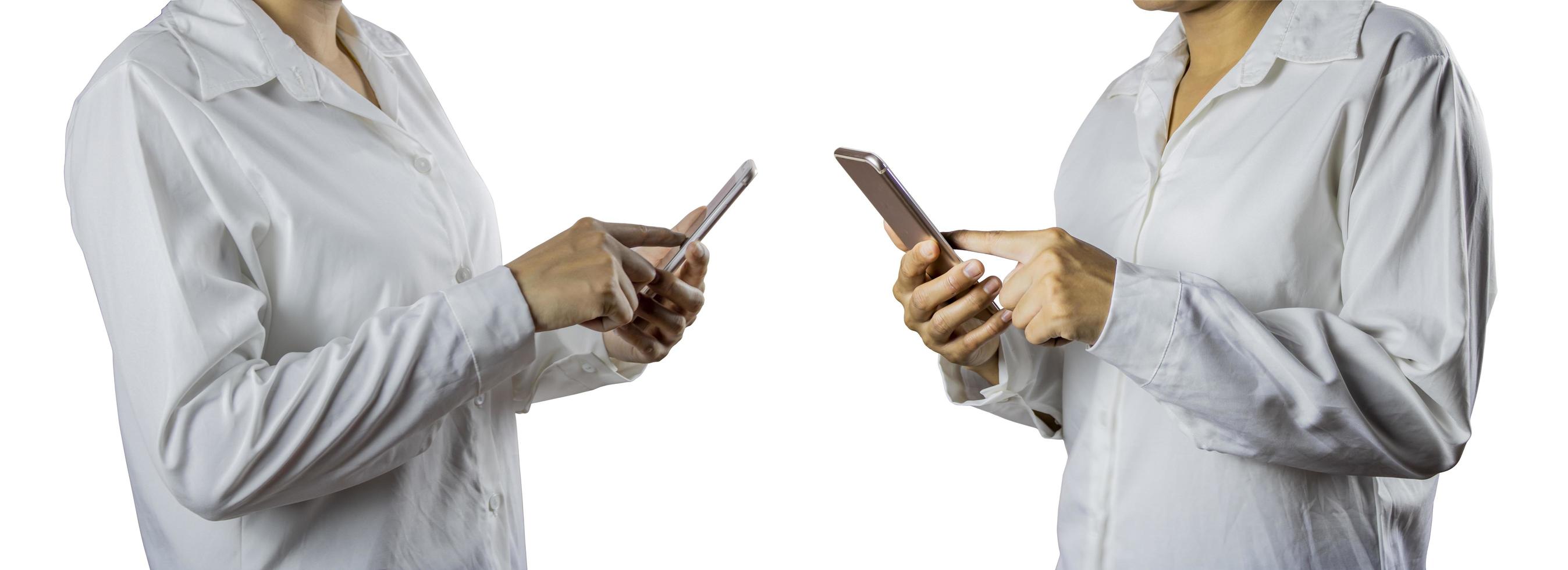 Zwei Frauen verwenden Mobiltelefone für die Kommunikation auf Beschneidungspfaden aus weißem Hintergrund. foto
