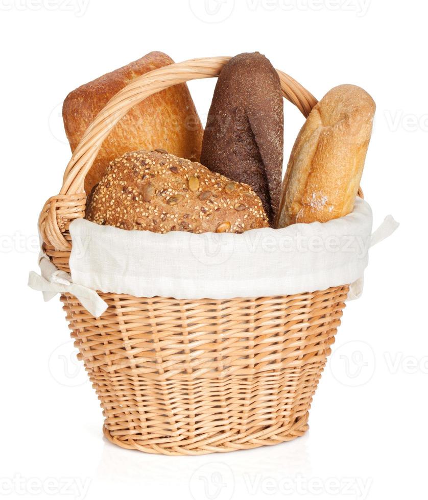 Picknickkorb mit verschiedenen Broten foto