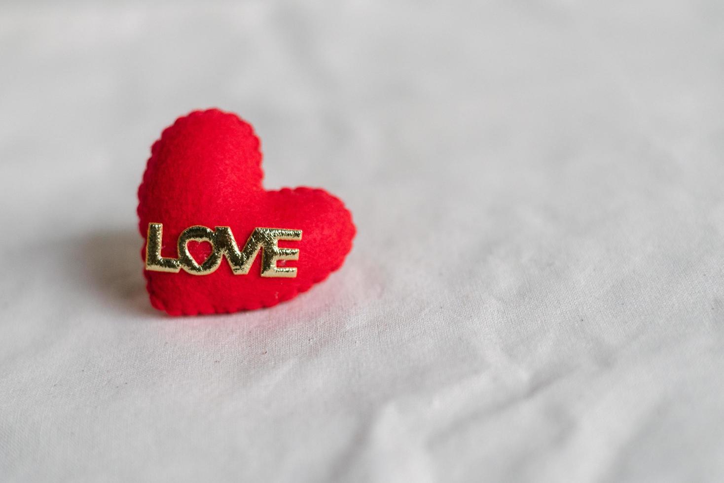 Liebesherzen auf Baumwollbeschaffenheitshintergrund. valentinstag-kartenkonzept. Herz für Valentinstag Hintergrund. foto