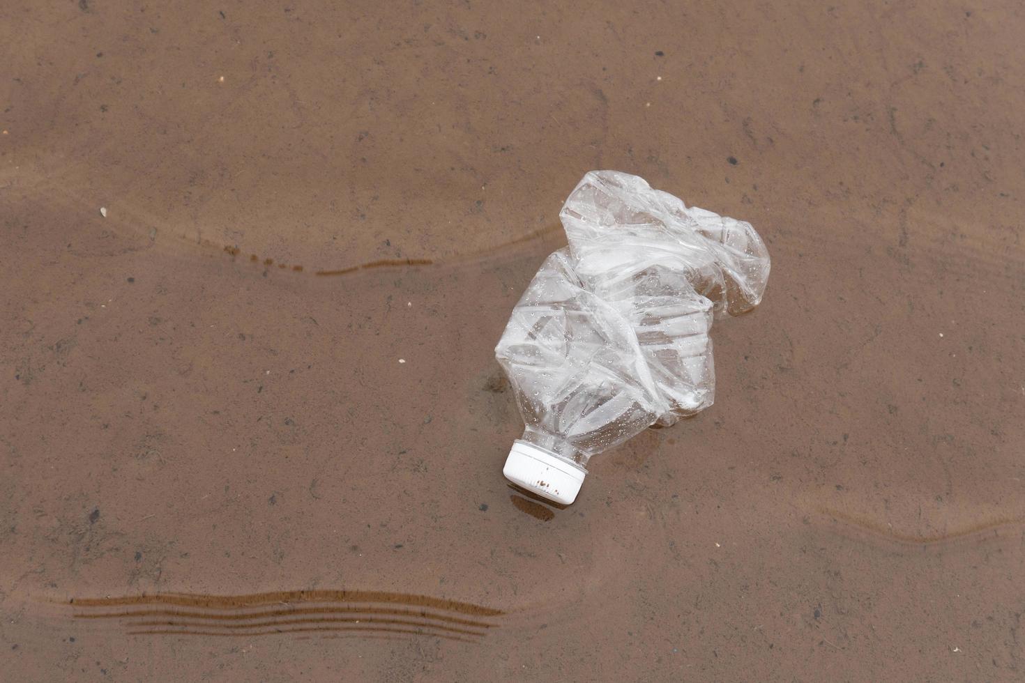 verschmutzung der plastikwasserflaschen im ozeanumweltkonzept foto