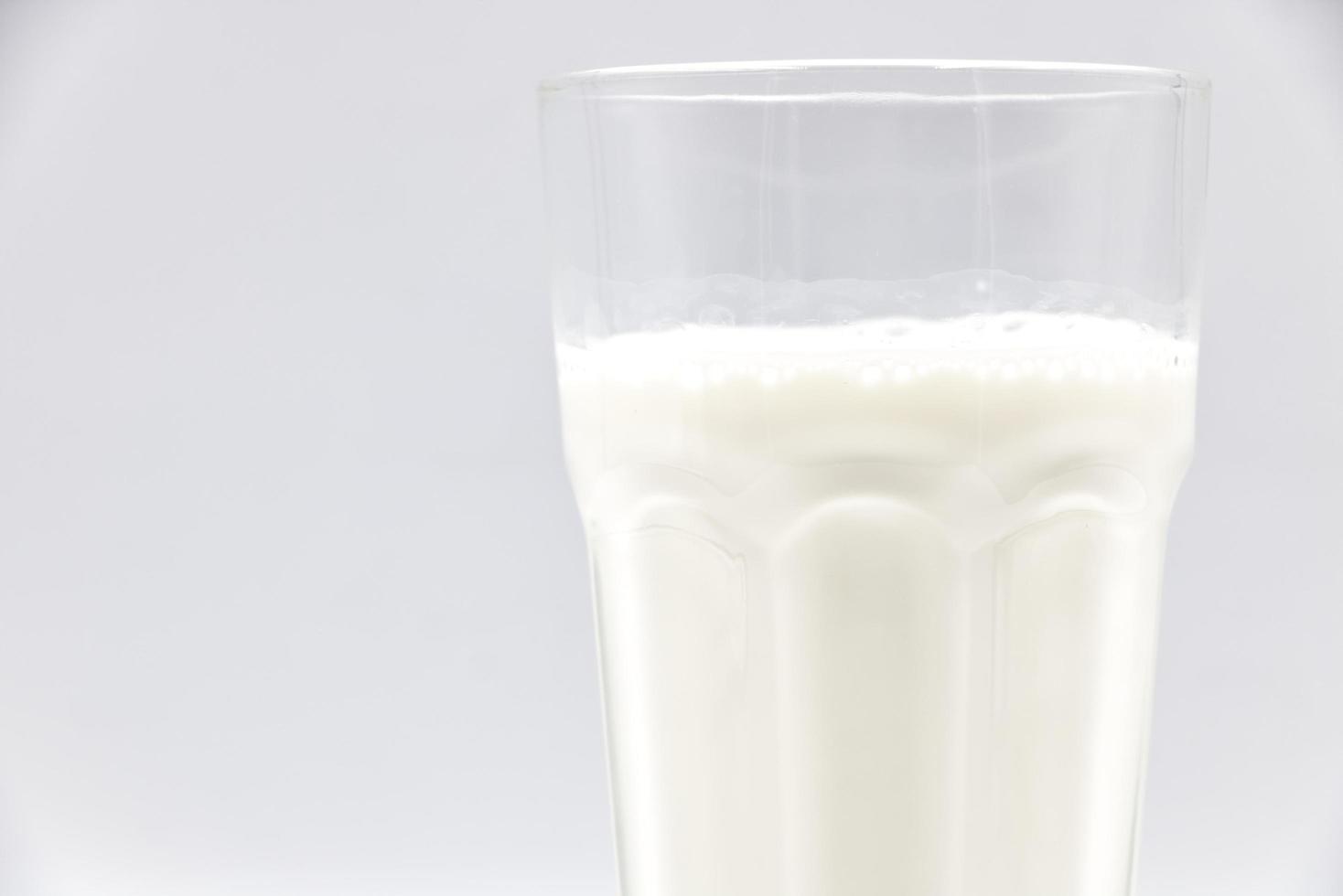 Milch im Glas Nahaufnahme auf weißem Hintergrund. foto