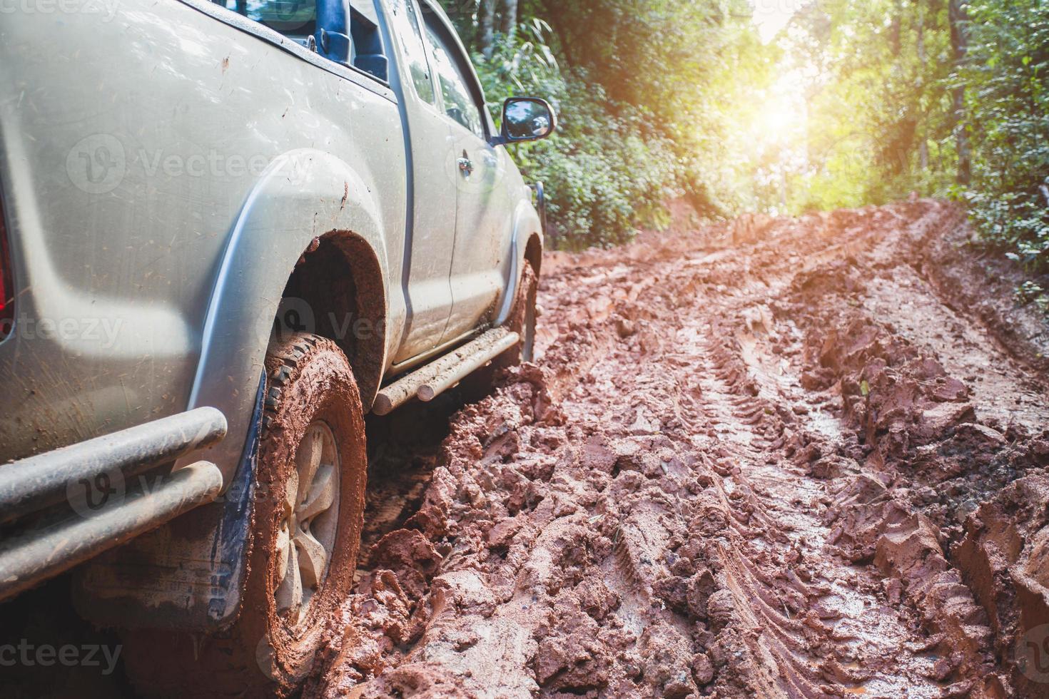 dreckiges offroad-auto, mit schlamm bedeckter suv auf der landstraße, offroad-reifen, offroad-reisen und fahrkonzept. foto