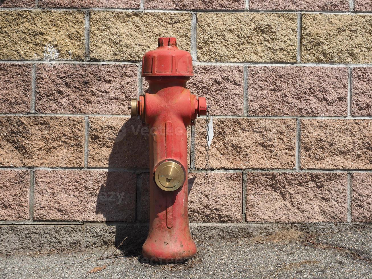 Hydranten vor einer Wand foto