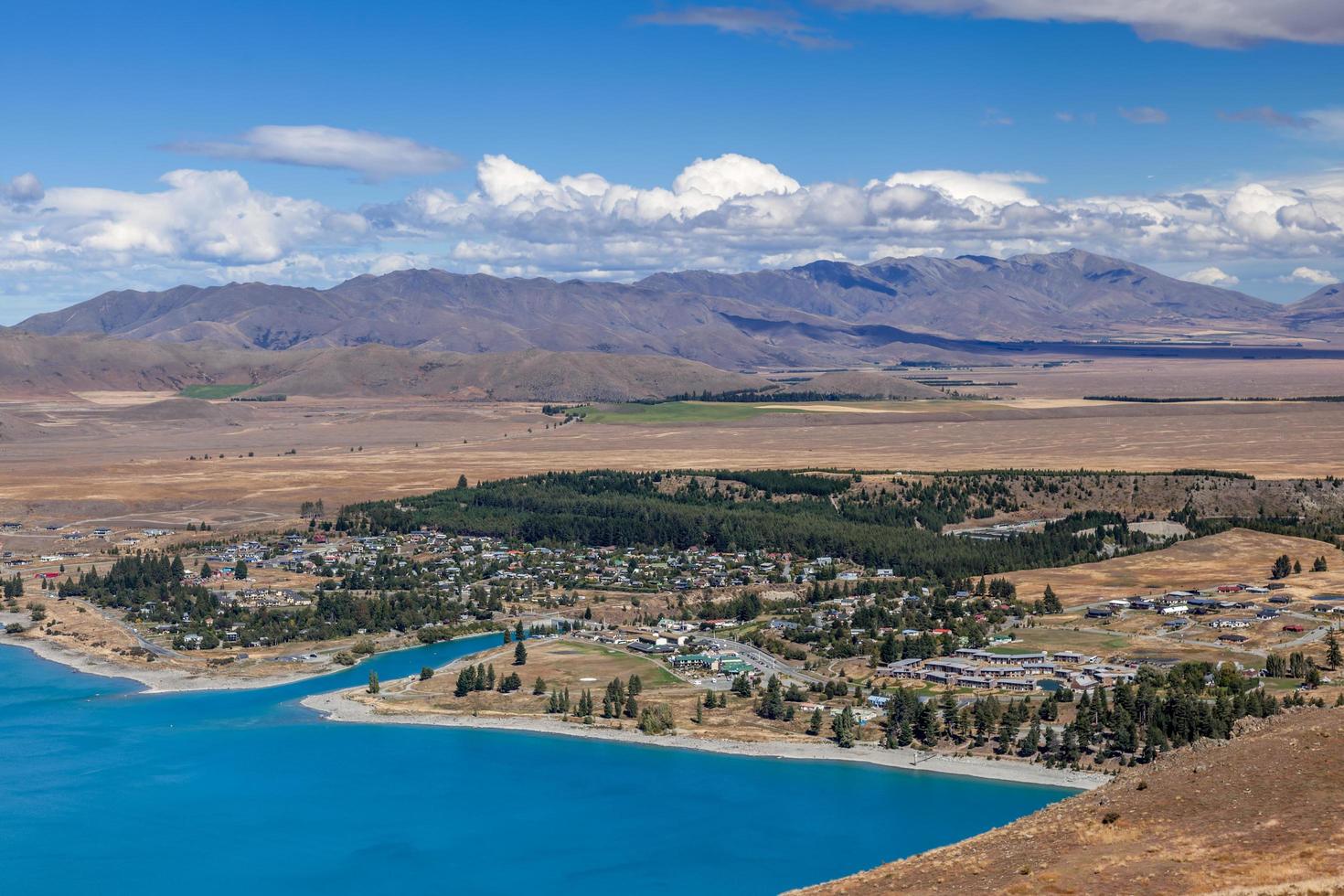 Fernsicht auf die Stadt Tekapo am Ufer des Tekapo-Sees in Neuseeland am 23. Februar 2012 foto