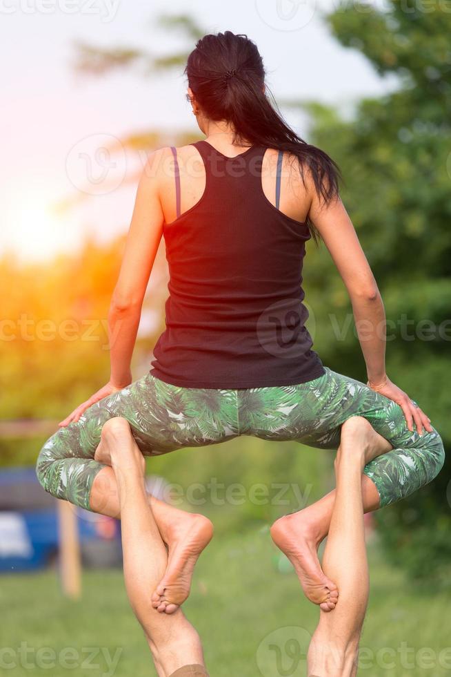 Acro-Yoga im Park foto