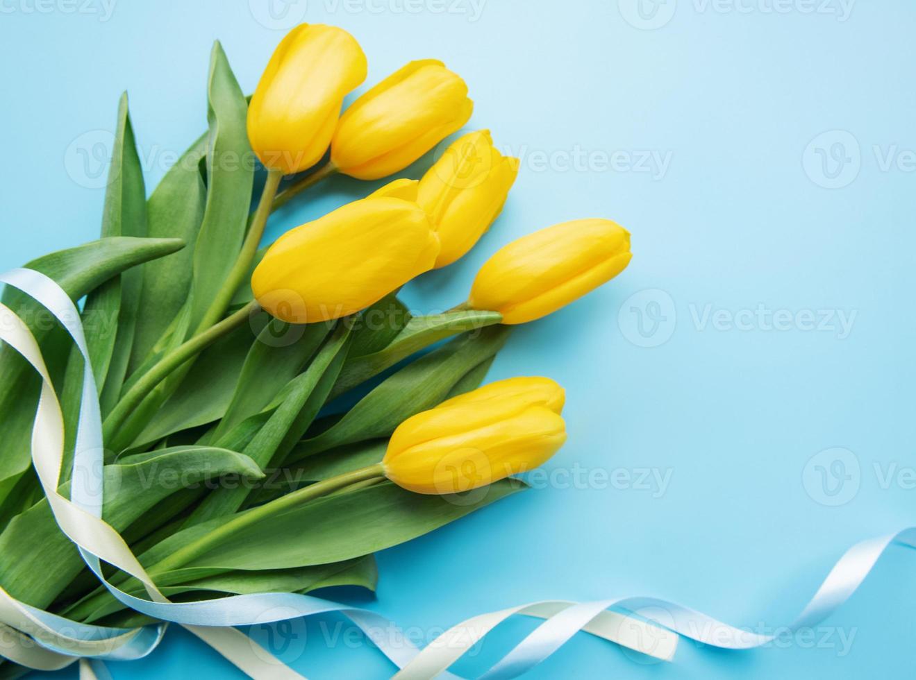 schöne gelbe Tulpen auf blauem Hintergrund foto