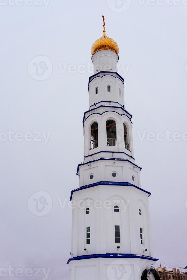 der Glockenturm der Kirche der Heiligen Dreifaltigkeit. foto