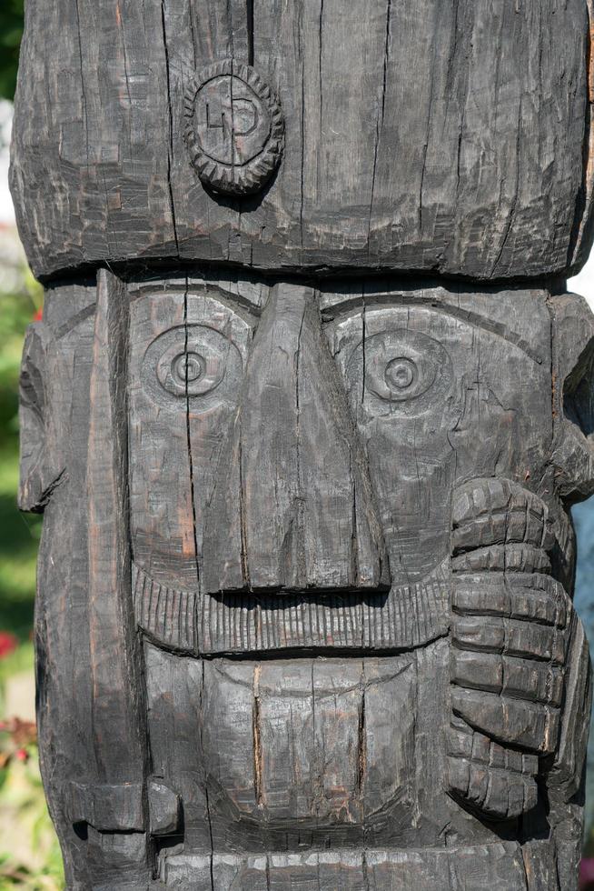 Holzstatue im Ethnographischen Museum Neculai Popa in Tarpesti in Moldawien Rumänien am 19. September 2018 foto