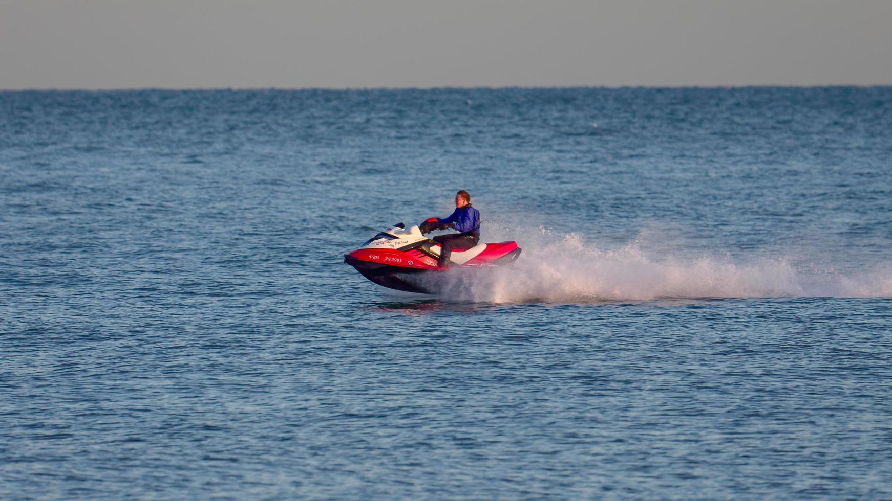 Mann, der am 17. Dezember 2008 einen Jet-Ski vor Dungeness Beach in Kent fährt. Eine nicht identifizierte Person foto