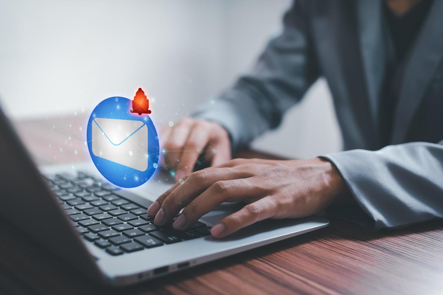 Kommunikationsverbindungsnachricht per E-Mail. Email schicken. neue globale E-Mail-Benachrichtigungsbriefe im Arbeitsplatz-Metaverse-System foto