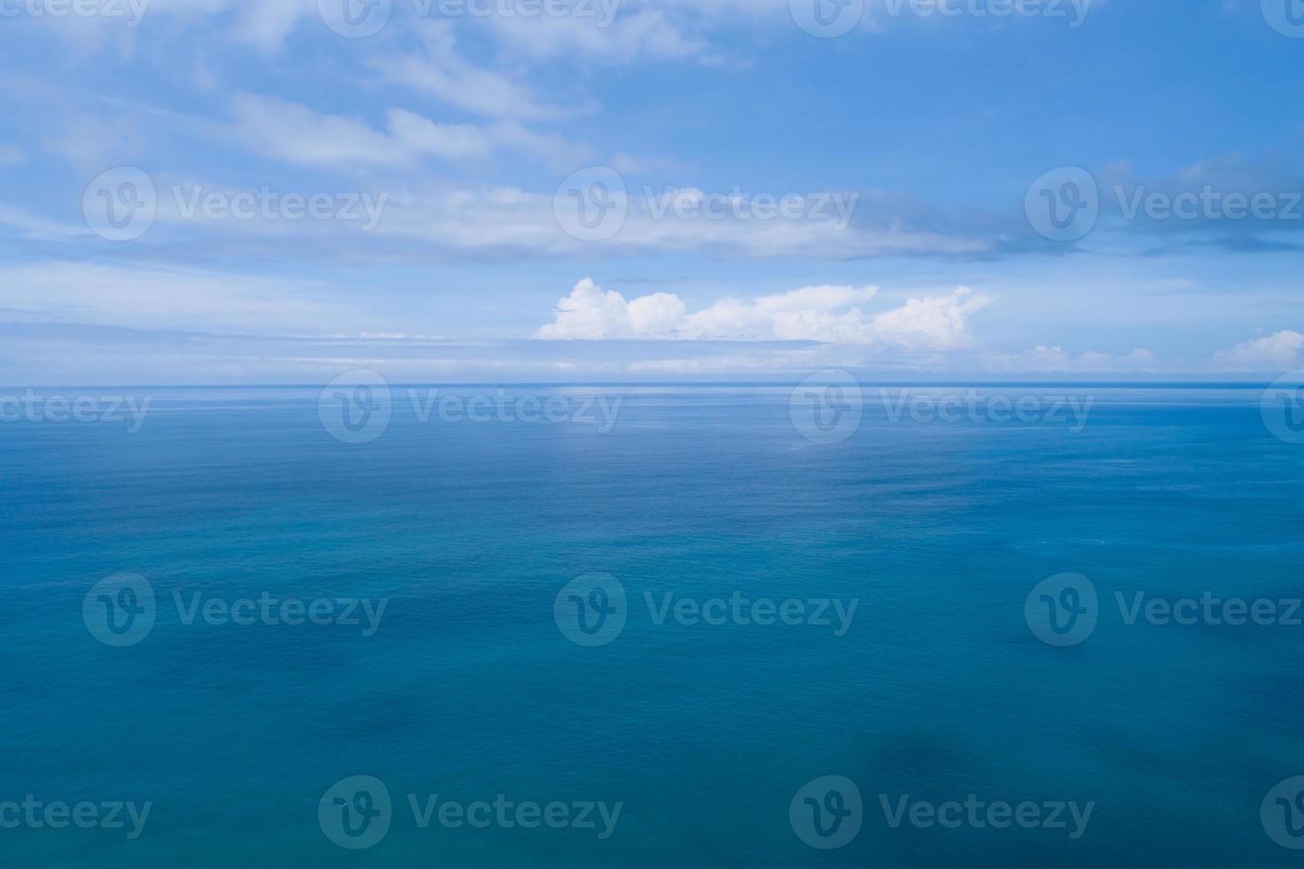 Luftaufnahme einer blauen Meeresoberfläche Wasser Textur Hintergrund und Sonnenreflexionen Luft fliegende Drohne Ansicht Wellen Wasser Oberflächenstruktur auf sonnigen tropischen Ozean in Phuket Island Thailand foto