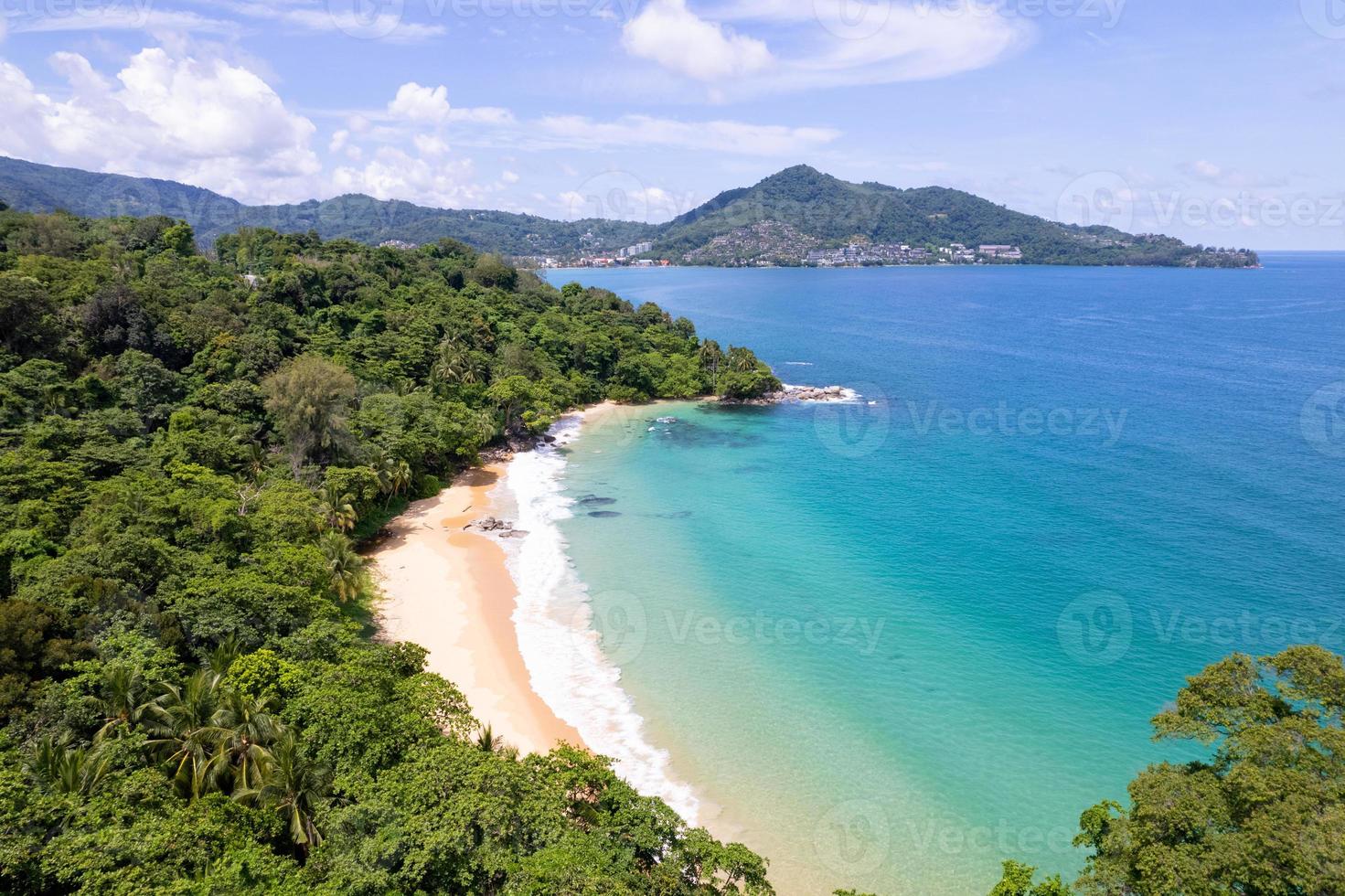 Meereslandschaft Landschaft Naturansicht von der Drohnenkamera. Luftaufnahme der Küste in Phuket, Thailand. schönes Meer im Sommer sonnige Tageszeit foto