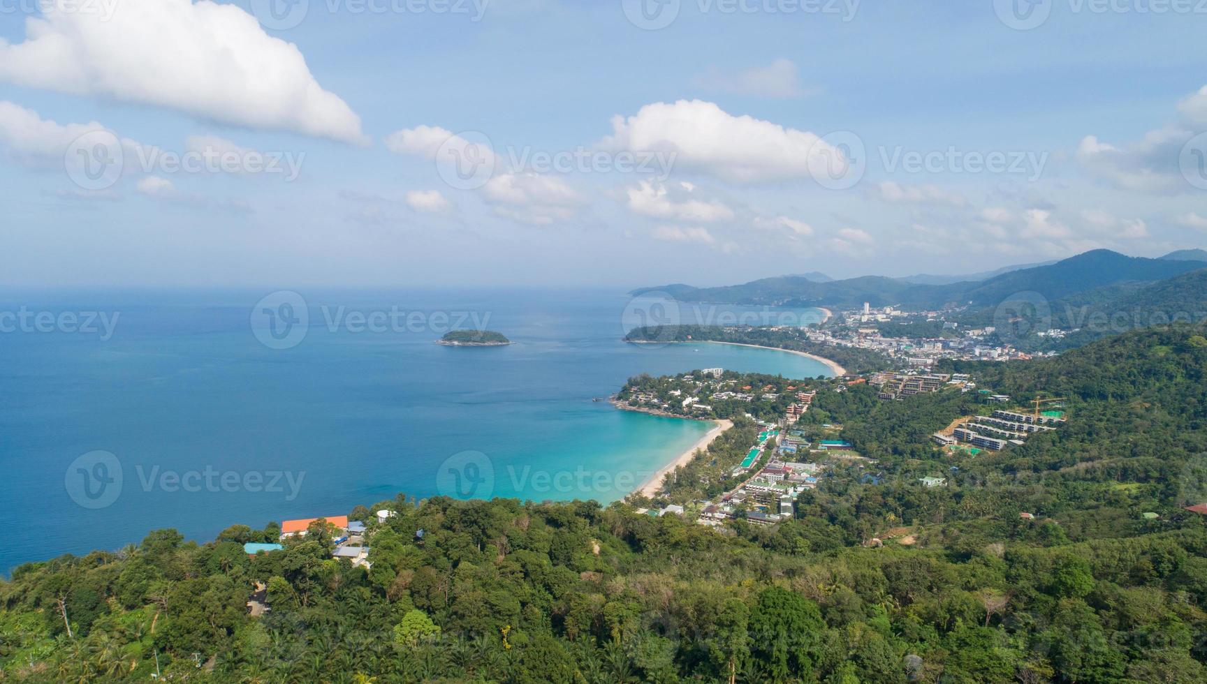 Luftaufnahme-Drohneaufnahme der wunderschönen Landschaft 3 Buchten Aussichtspunkt in Kata, Karon Beach Aussichtspunkt auf der Insel Phuket Thailand, schönes Wahrzeichen Reiseort Aussichtspunkt Natur in Phuket Thailand foto