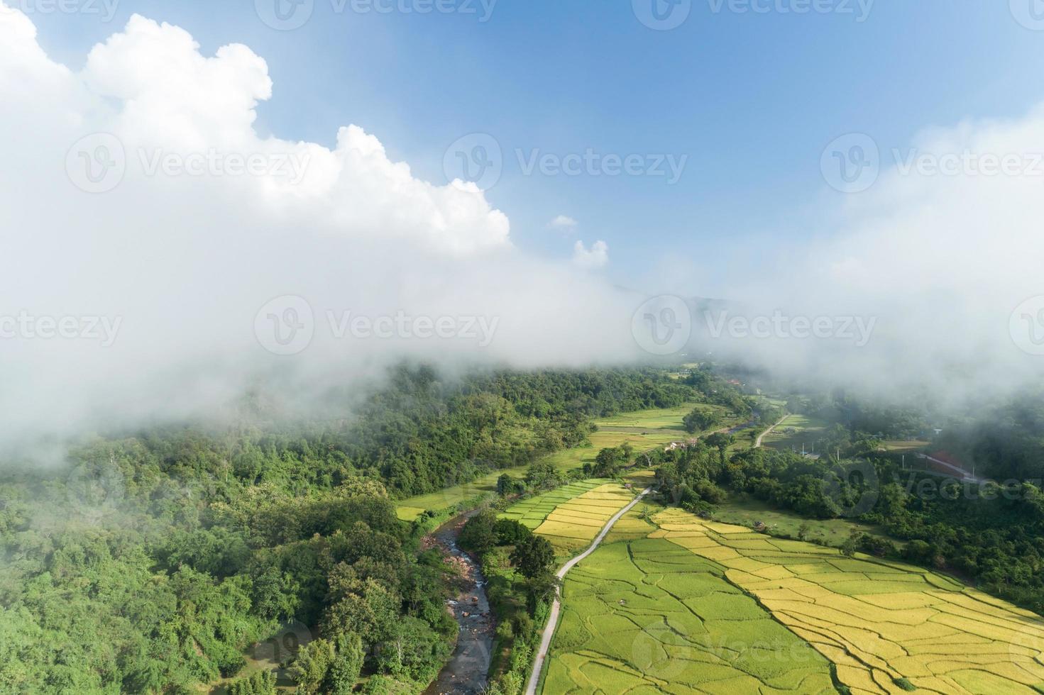 Drohnenaufnahme aus der Luft von fließenden Nebelwellen auf tropischem Bergregenwald, Bild aus der Vogelperspektive über den Wolken erstaunlicher Naturhintergrund mit Wolken und Berggipfeln in Nan Thailand. foto