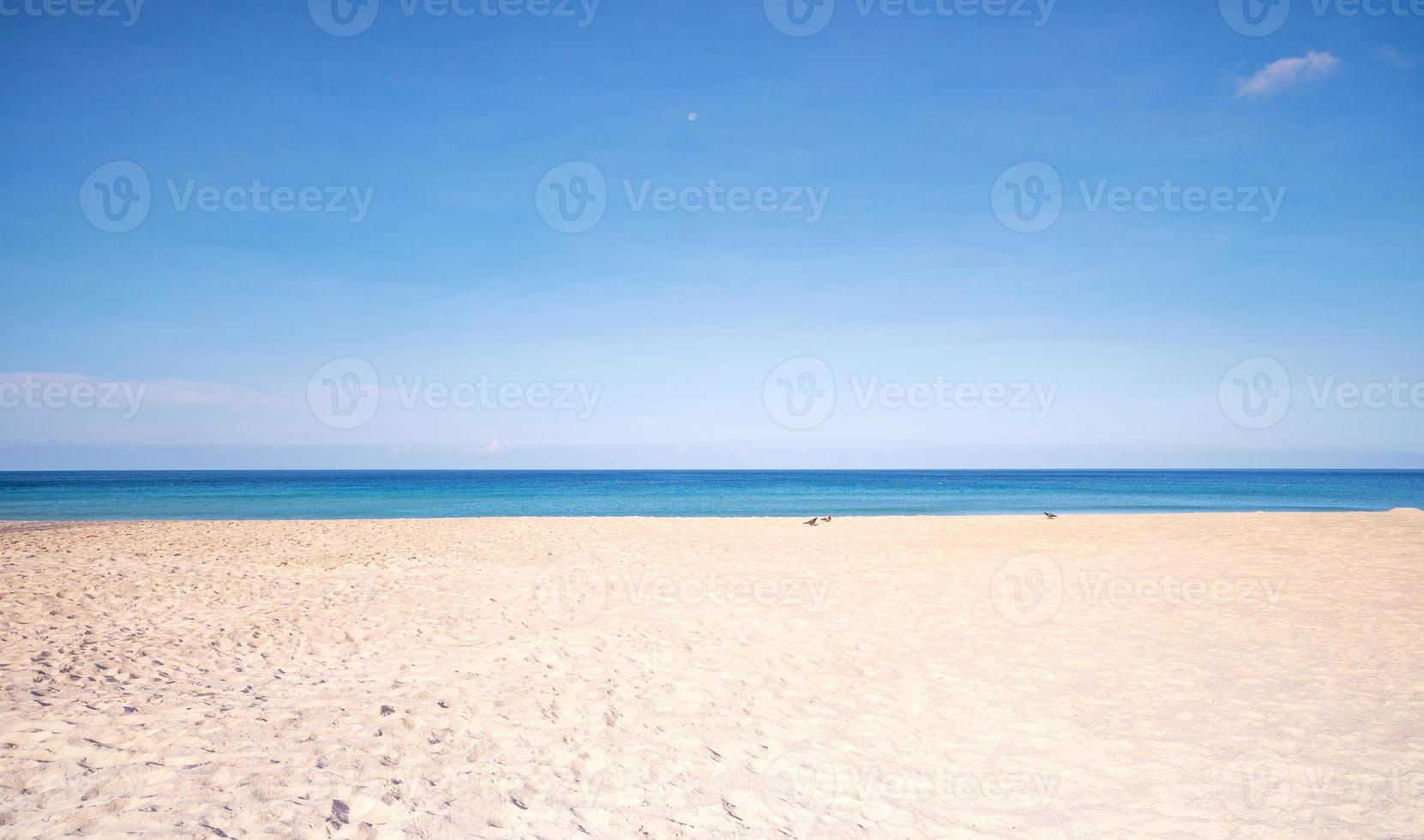tropischer Sandstrand mit Hintergrundbild des blauen Ozeans und des blauen Himmels für Naturhintergrund oder Sommerhintergrund foto