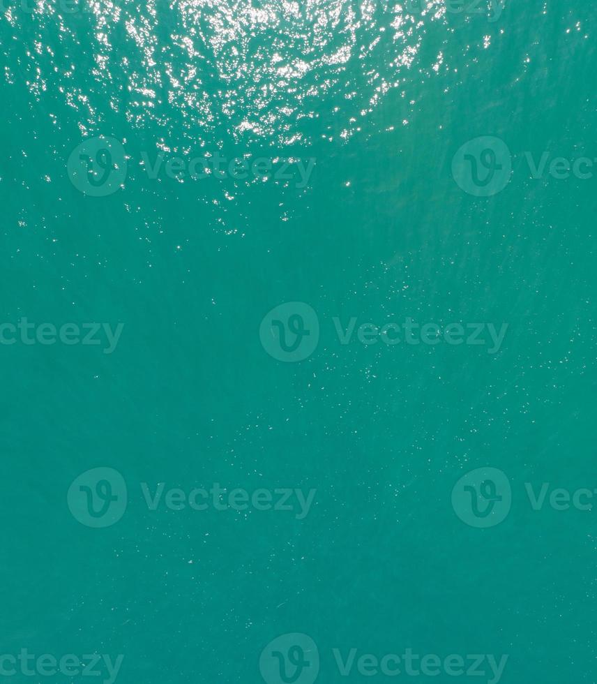Luftaufnahme der Meeresoberfläche, Vogelperspektive Foto von Wellen und Wasseroberflächenstruktur grüner Meereshintergrund schöne Natur erstaunliche Aussicht Meereshintergrund