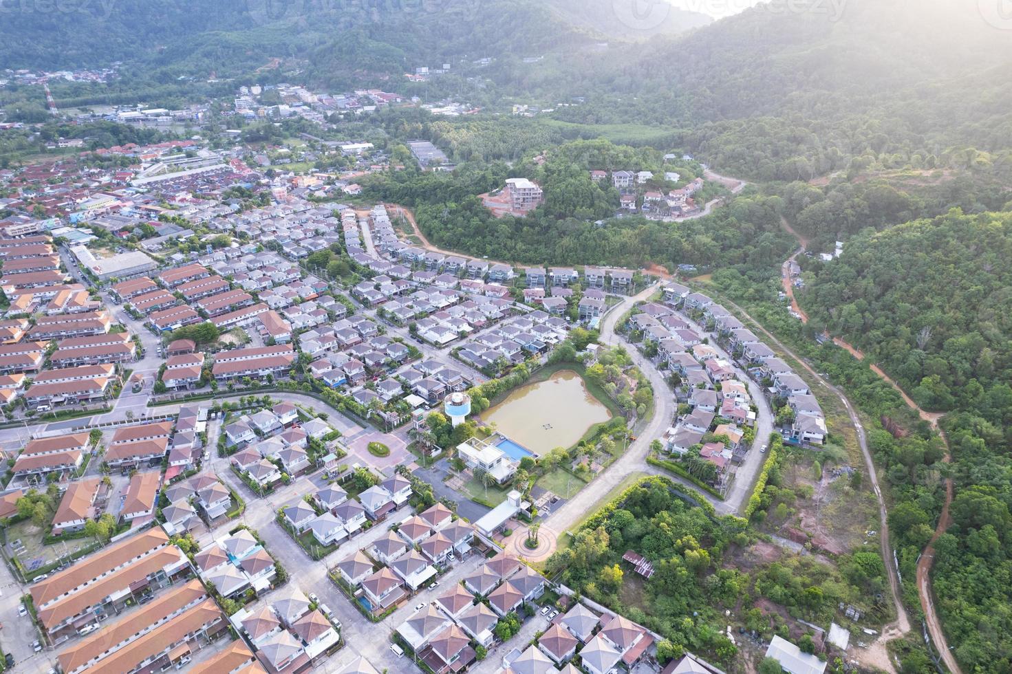 neue Entwicklungsimmobilien. Luftbild von Wohnhäusern und Einfahrten in der Nachbarschaft während eines Herbstsonnenuntergangs oder einer Sonnenaufgangszeit. dicht gepackte Häuser. Draufsicht über Privathäuser in Phuket, Thailand foto