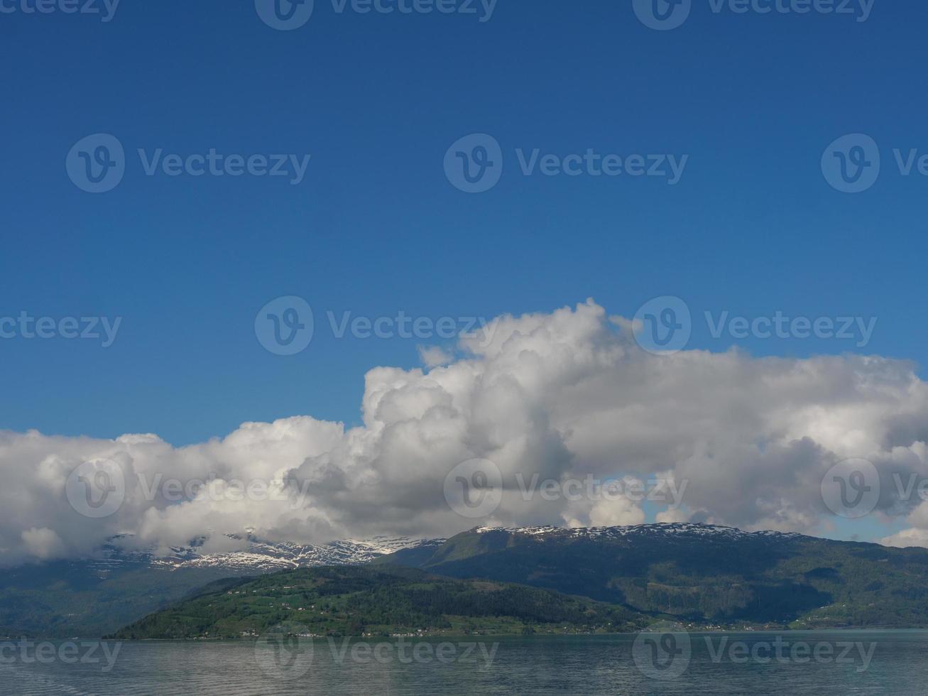 das kleine dorf eidfjord im norwegischen hardangerfjord foto