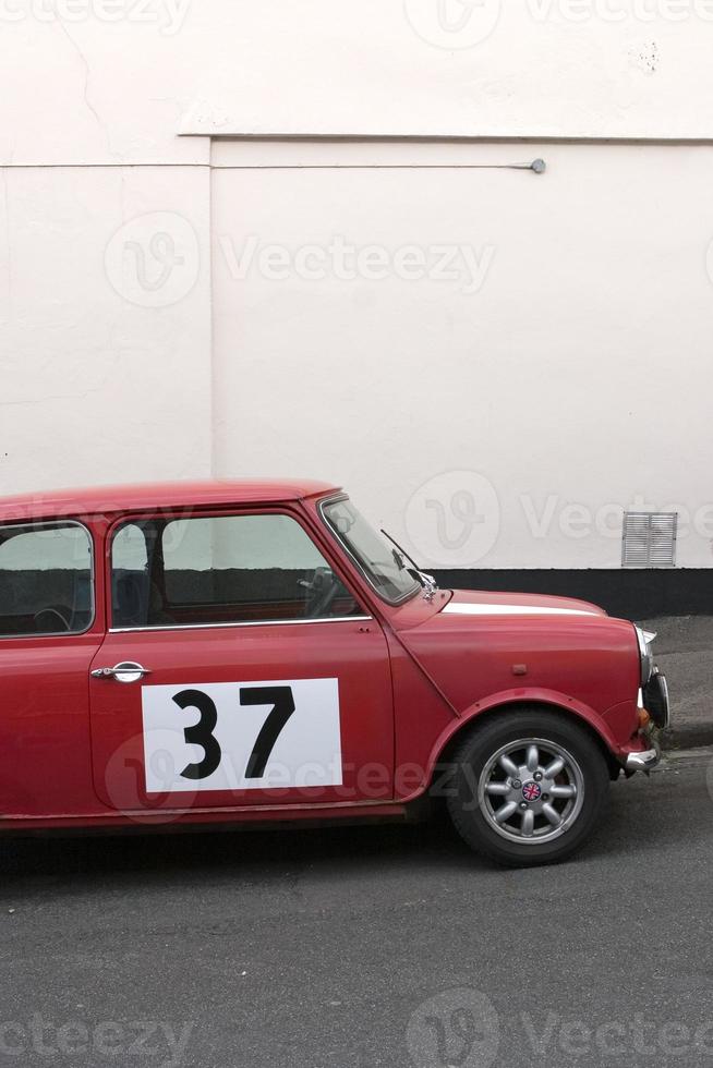 klassisches Miniauto mit der Nummer siebenunddreißig an der Seite foto