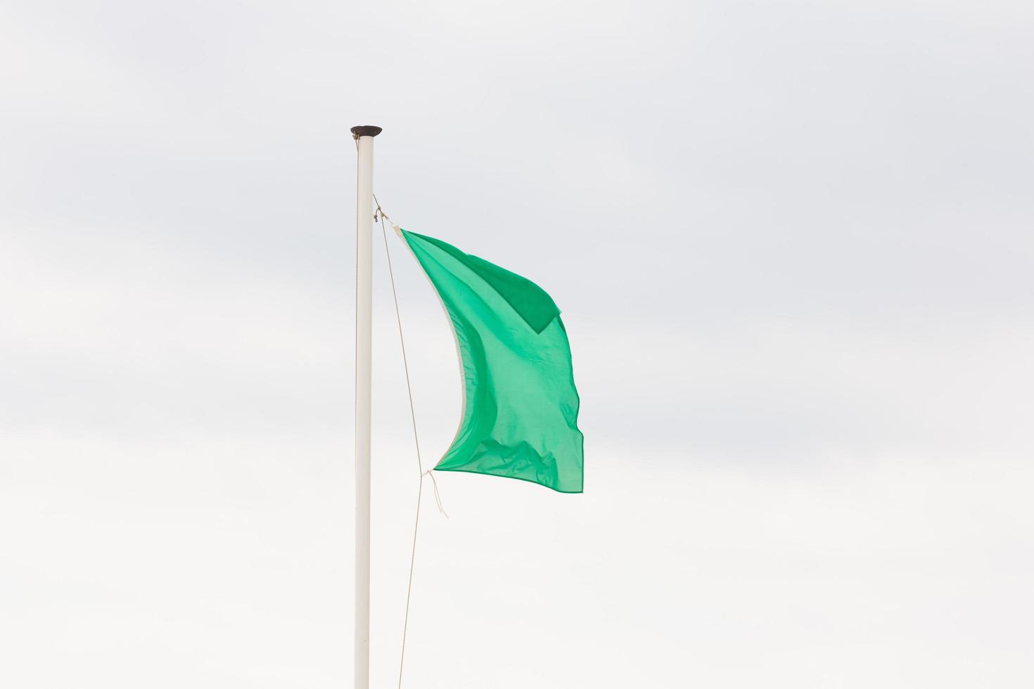 Grüne Flagge zeigt sicheres Baden an Stränden an foto