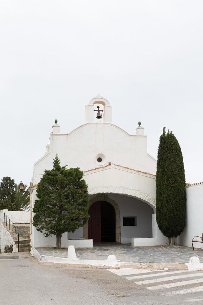 Kleine Einsiedelei mit weißen Wänden in der Stadt Cadaques, Girona, Katalonien, Spanien. foto