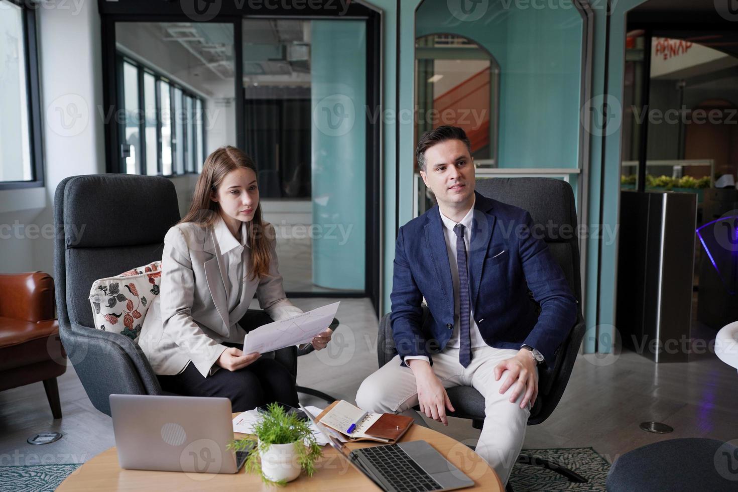 zwei geschäftskollegen, geschäftskollegen diskutieren arbeitsdaten und arbeiten im büro zusammen. Unternehmer kooperieren foto