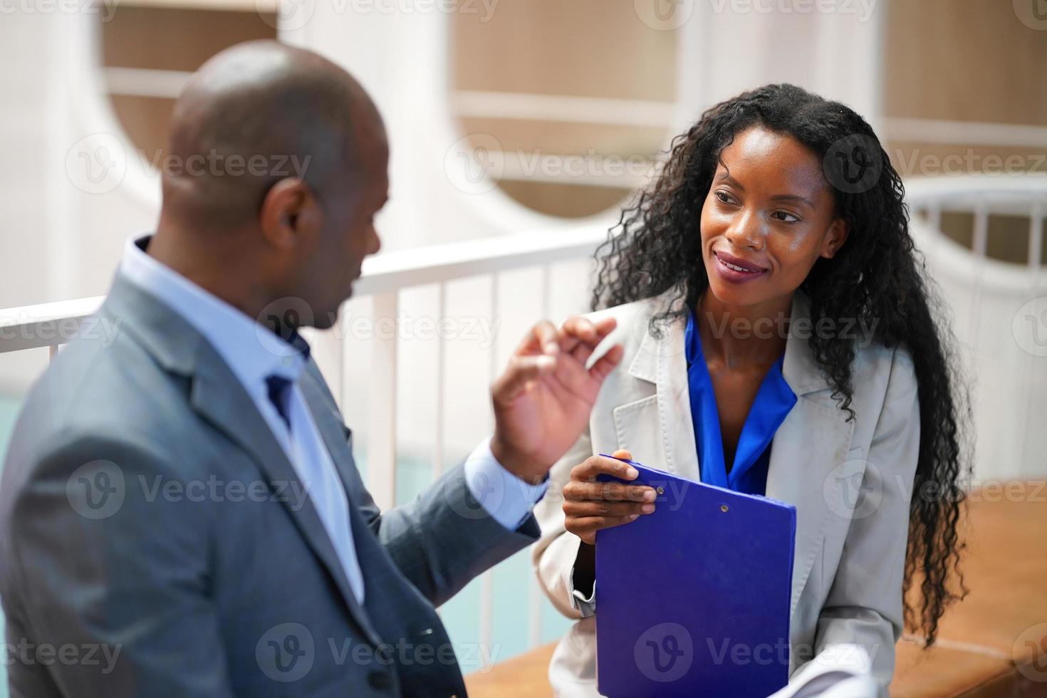 Geschäftstreffen am Tisch im modernen Büro. geschäftskollegen, geschäftskollegen diskutieren arbeitsdaten und arbeiten im büro zusammen. Unternehmer kooperieren foto