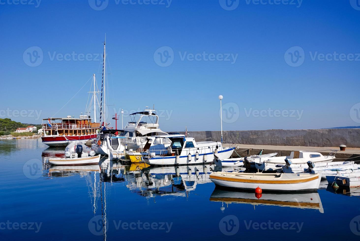 kleiner Hafen mit Schiffen in Kroatien foto