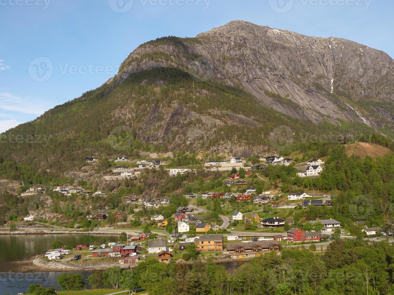 das kleine dorf eidfjord im norwegischen hardangerfjord foto