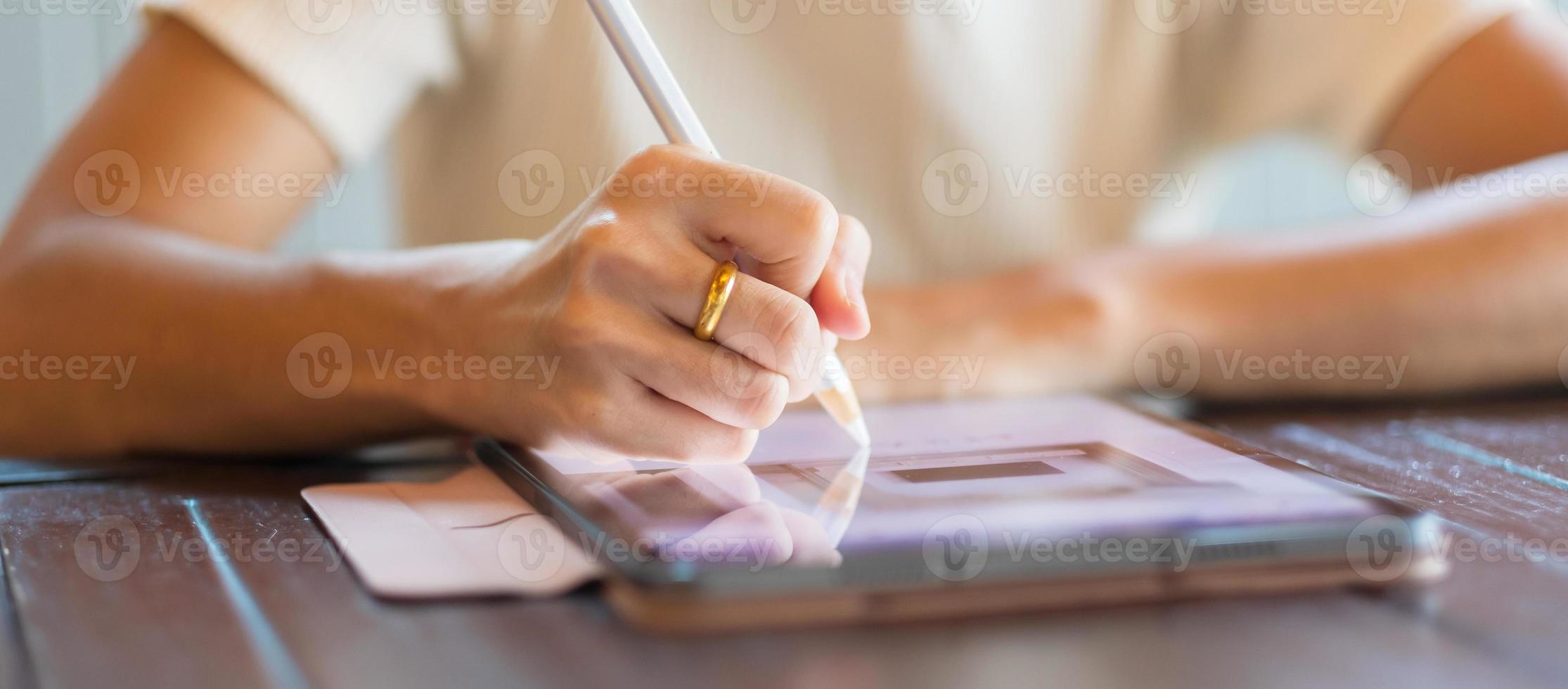 frau, die tablet für sms-nachrichten verwendet, hand hält bleistift, der touchscreen-handy im café oder im modernen büro eingibt. Lifestyle, Technologie, Social Media und Netzwerkkonzept foto