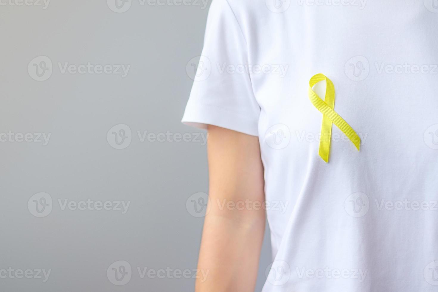 gelbes band zur unterstützung lebender und kranker menschen. september tag der selbstmordprävention, konzept des bewusstseinsmonats für kindheit, sarkom und knochenkrebs foto