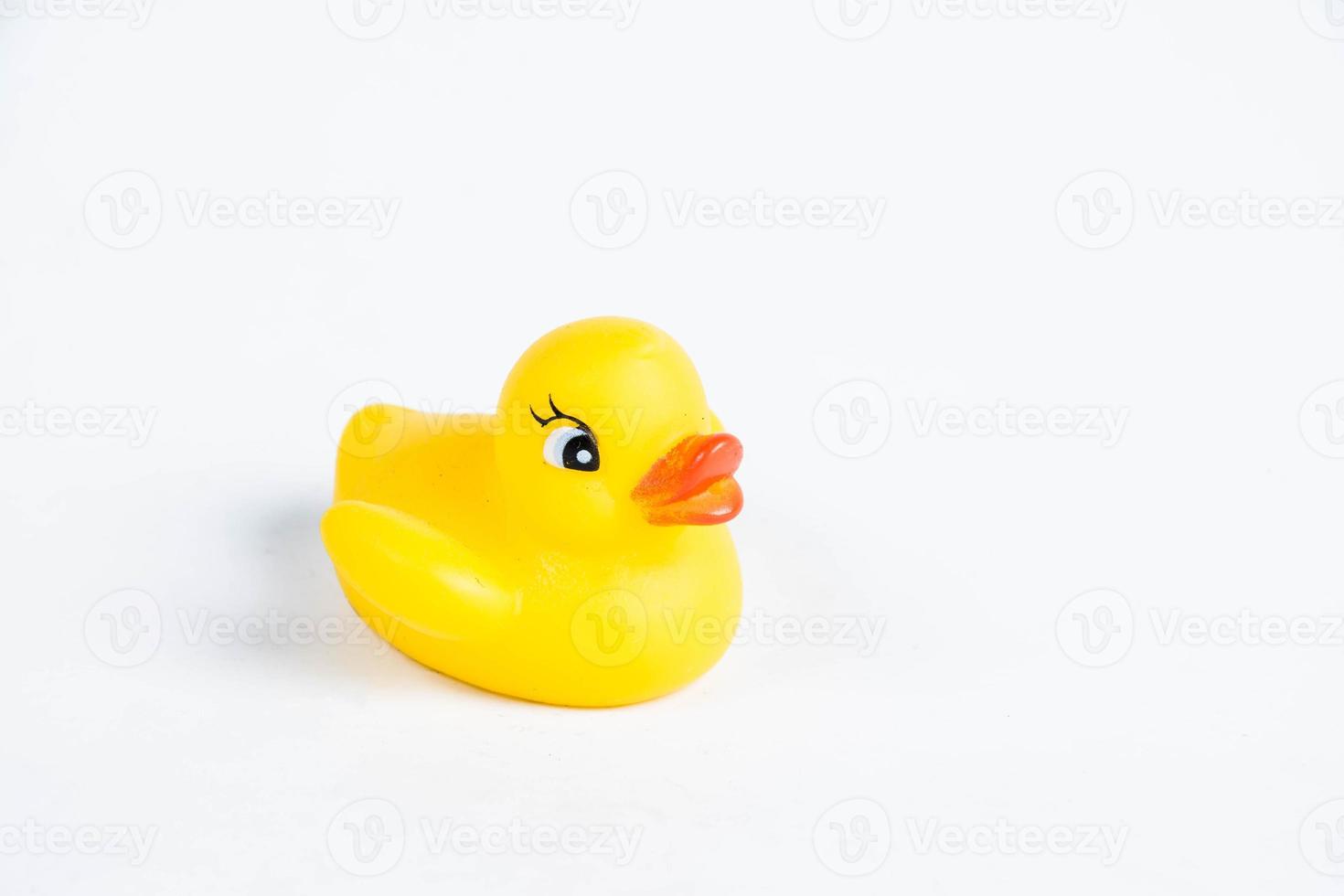 Badeente auf weißem Hintergrund Entenspielzeug niedliche Gummiente foto