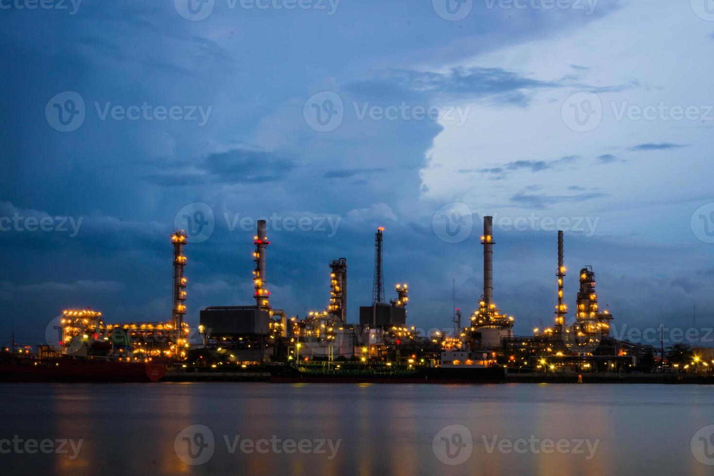 Ölraffinerie bei Nacht, Fluss Chao Phraya, Thailand foto