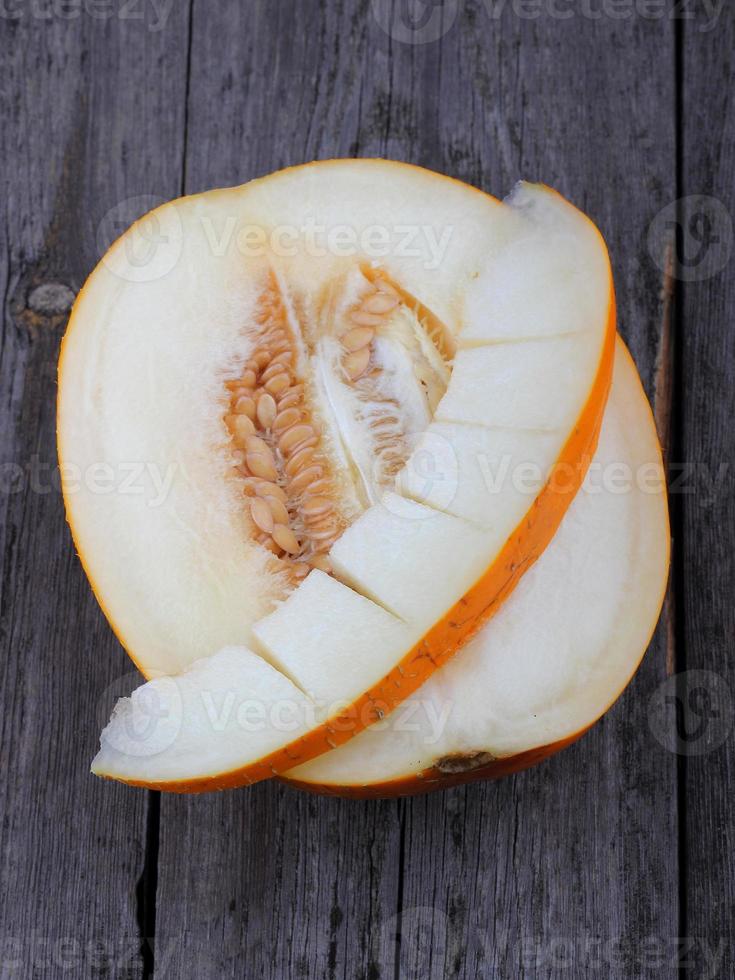 geschnittene Melone auf Holzhintergrund foto