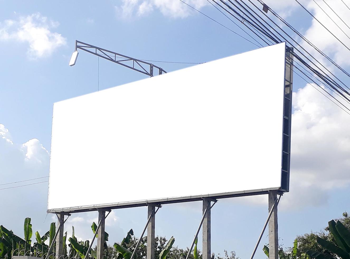 leere plakatwand auf der straße foto