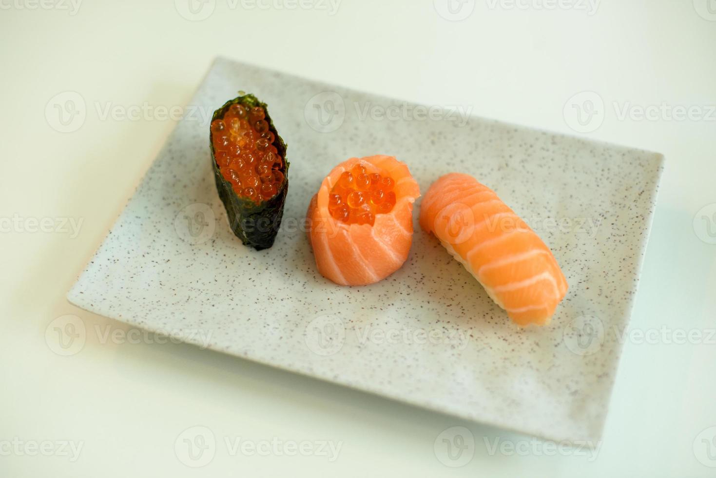 drei Stücke Lachs-Sushi auf einem Teller foto