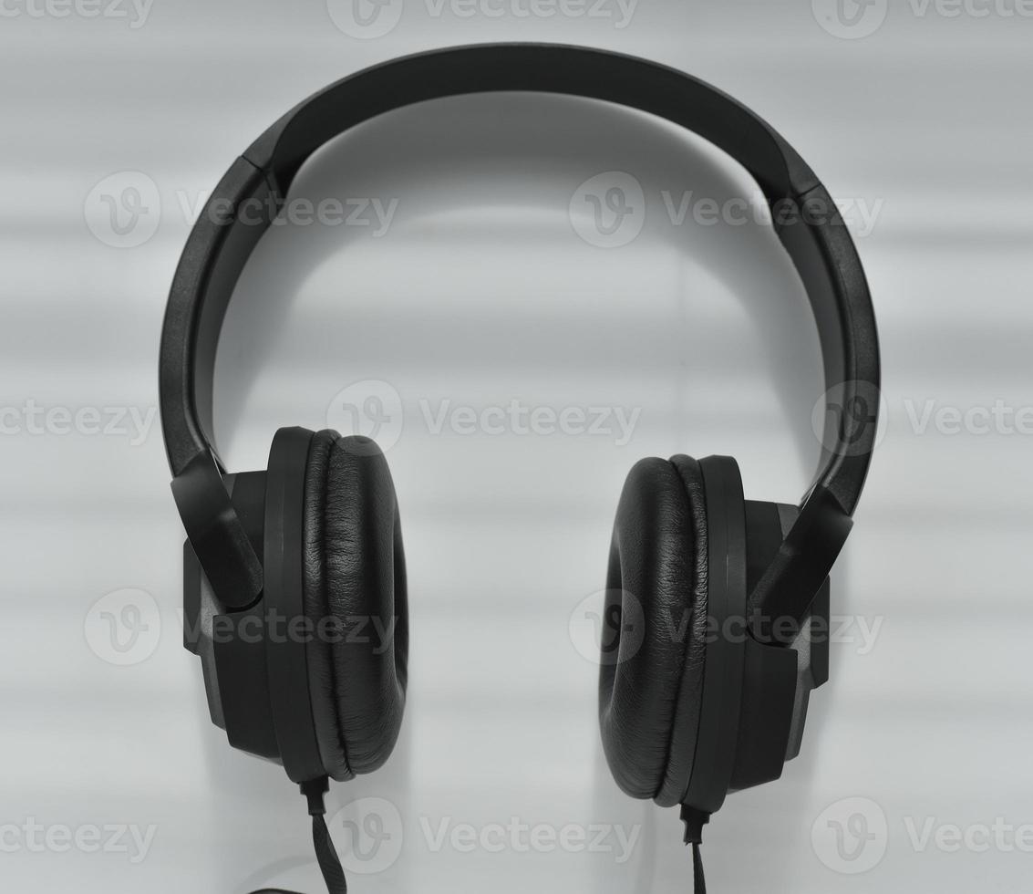Kopfhörer mit Drähten auf weißem Hintergrund foto