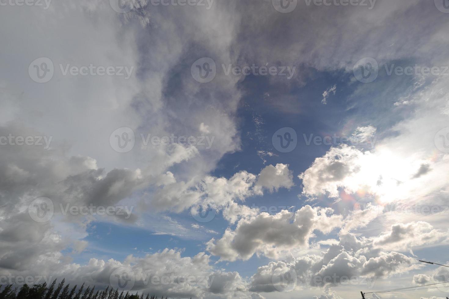 der himmel mit wolken morgens, abends. foto