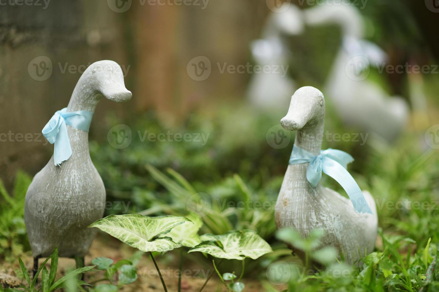 Weiße Entenstatue im Garten dekoriert foto