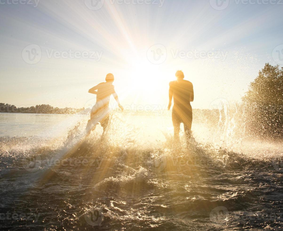 gruppe von freunden, die spaß am strand haben. foto