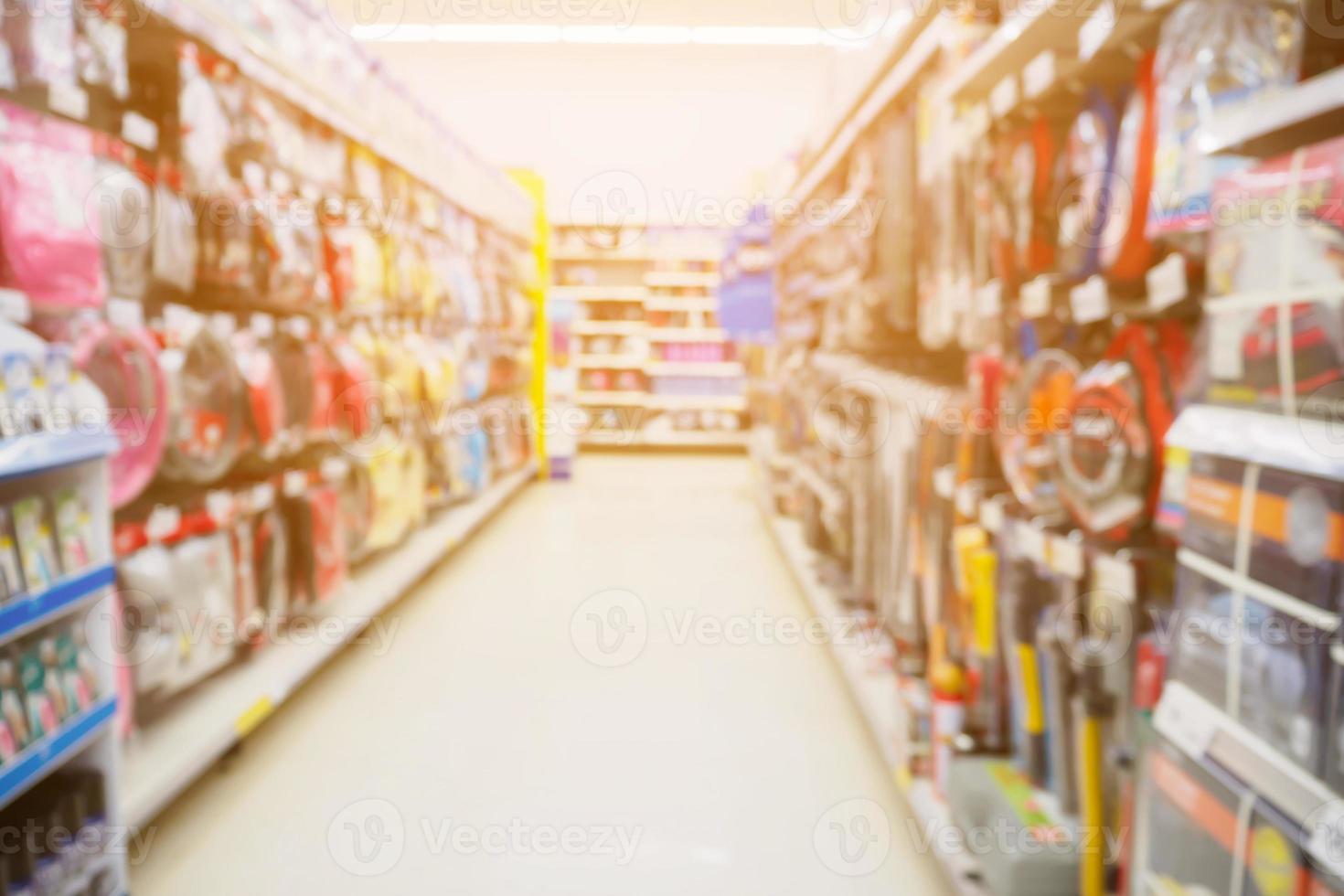 Supermarktgang und Regale in Unschärfe für den Hintergrund foto