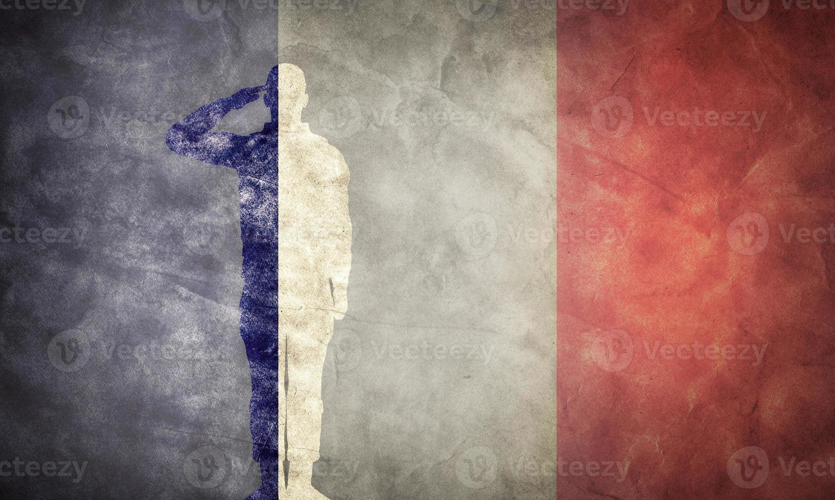 französische Grunge-Flagge mit Soldatensilhouette. foto